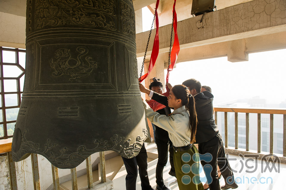 鄭州大學(xué)萬名新生舉行系列活動紀(jì)念抗戰(zhàn)勝利70周年